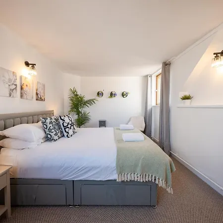 3 Bed Luxury In Chelsea, 2 King Size Bed, 1 Double Bed, Ideal For Families London