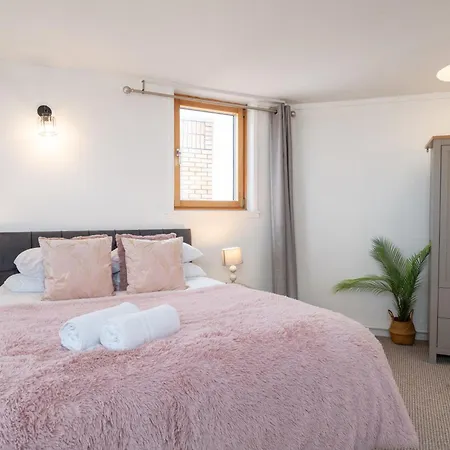 3 Bed Luxury In Chelsea, 2 King Size Bed, 1 Double Bed, Ideal For Families London