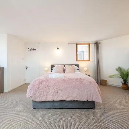 3 Bed Luxury In Chelsea, 2 King Size Bed, 1 Double Bed, Ideal For Families *