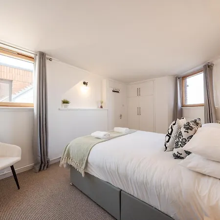 3 Bed Luxury In Chelsea, 2 King Size Bed, 1 Double Bed, Ideal For Families *
