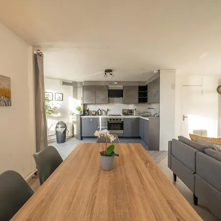 Apartment 3 Bed Luxury In Chelsea, 2 King Size Bed, 1 Double Bed, Ideal For Families London