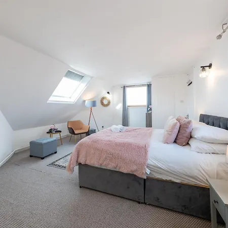 3 Bed Luxury In Chelsea, 2 King Size Bed, 1 Double Bed, Ideal For Families Apartment