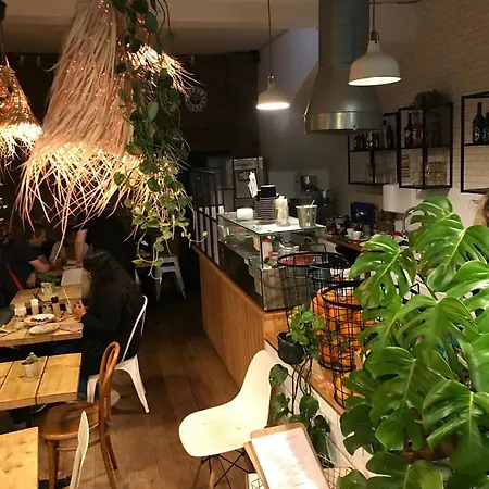 Chic & Trendy Designer With Full Kitchen London