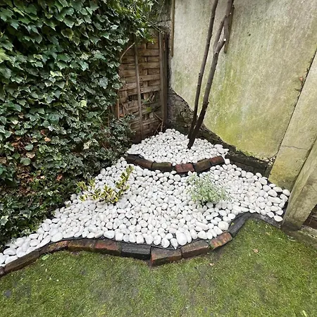Urban Hideaway, Private Garden, 2 Mins To Station Apartment