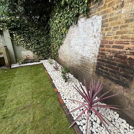 Urban Hideaway, Private Garden, 2 Mins To Station Apartment London