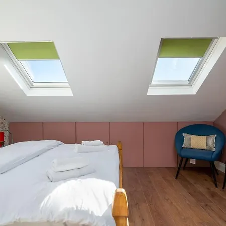 Moonbeam - Cosy London Eltham