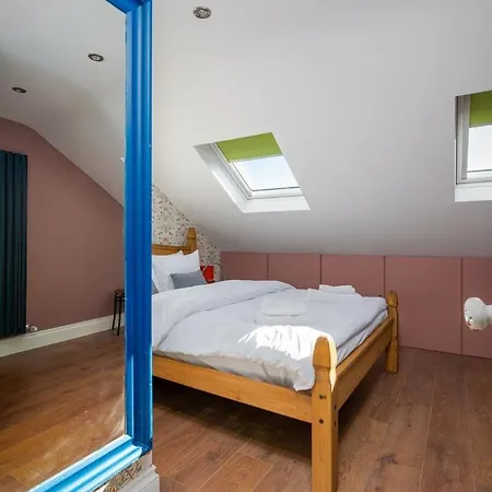 Moonbeam - Cosy London
