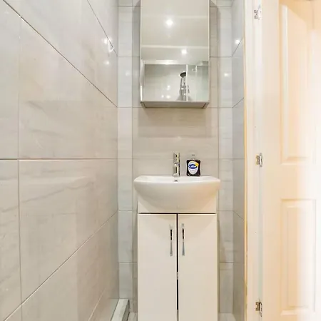 Guest house Comfortable In Seven Sisters, London