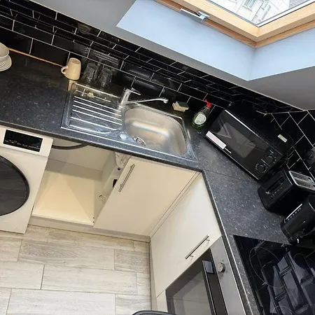 Letzi Private En-suite, Near Heathrow Airport T3 Hayes (Greater London)