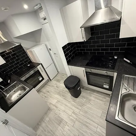 Guest house Letzi Private En-suite, Near Heathrow Airport T3