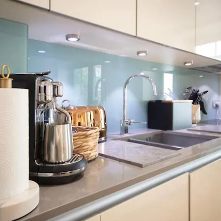 Westminster Two Bed One Bath Sleeps 5 Apartment *