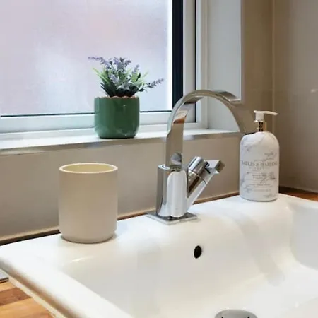 Westminster Two Bed One Bath Sleeps 5 London