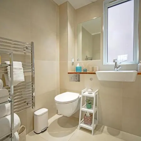 Westminster Two Bed One Bath Sleeps 5 Apartment *