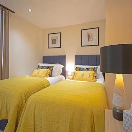 Westminster Two Bed One Bath Sleeps 5 London