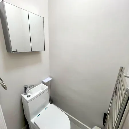 New 5-bedroom House In Croydon South London Holiday home *