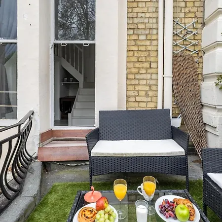 West Oasis By Keyhol Holidays London