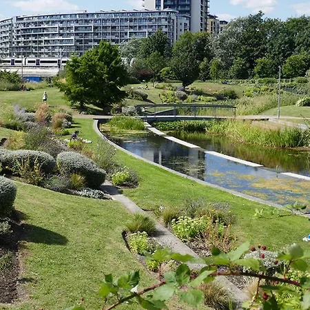 Entire Near Canary Wharf