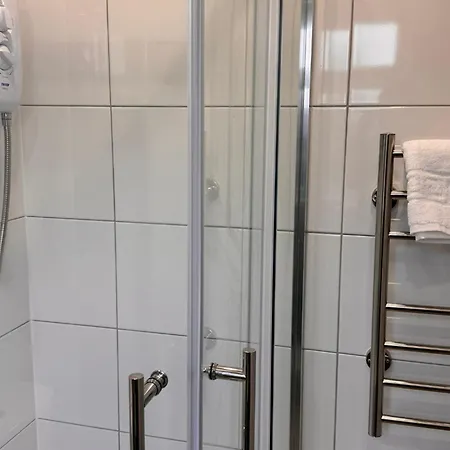 Letzi Private En-suite, Near Heathrow Airport T3 Guest house