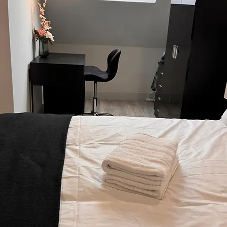 Guest house Letzi Private En-suite, Near Heathrow Airport T3 *