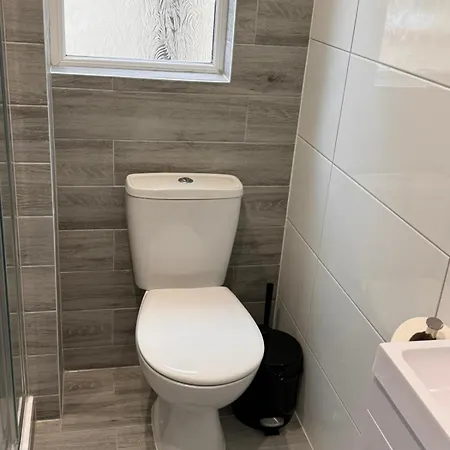 Guest house Letzi Private En-suite, Near Heathrow Airport T3 *