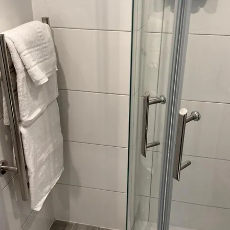 Letzi Private En-suite, Near Heathrow Airport T3