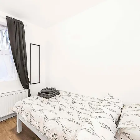 Amazing 4 Sleeper Great Location Apartment Ilford