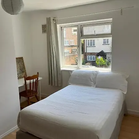 Guest house Spacious 4 Beds - Private Bathrooms In Canary Wharf London