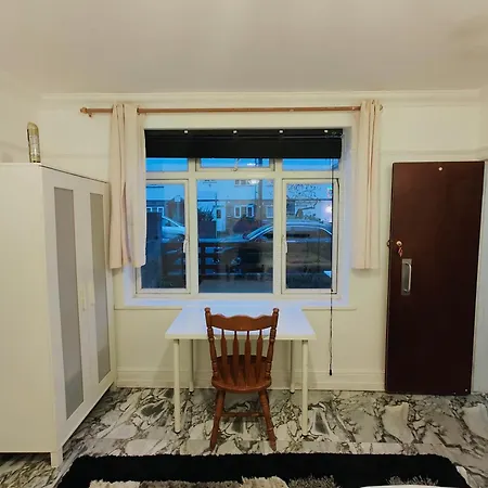 Spacious 4 Beds - Private Bathrooms In Canary Wharf * London