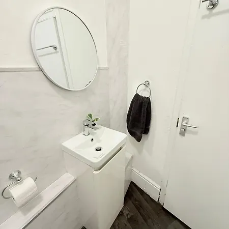 Wandsworth Guest 64 London