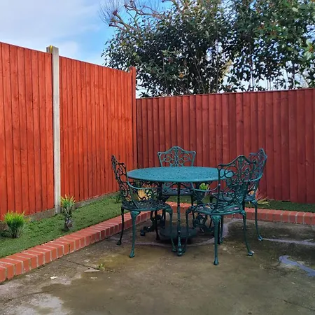 Two Bedroom Flat Near Transport & Shops