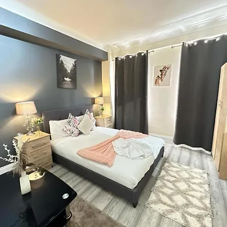 Park Lane Beautiful Family Apartment London