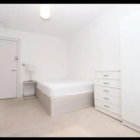 3-bedroom House In Quiet , & Location * Southgate