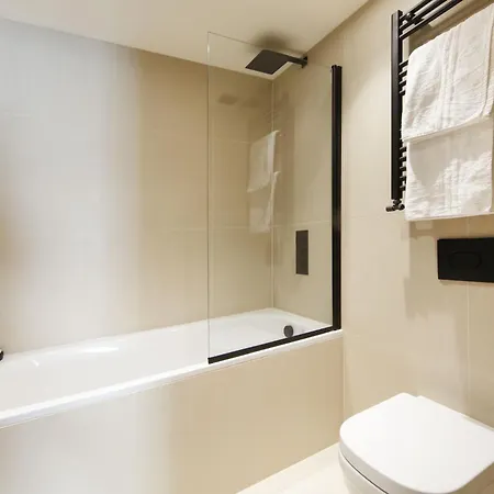 Modern Kensington Flat 3 Bedrooms And 3 Bathrooms London