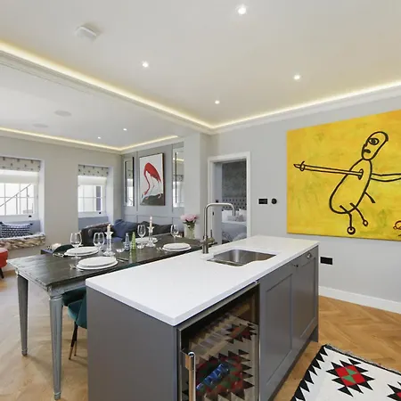 Modern Kensington Flat 3 Bedrooms And 3 Bathrooms Apartment