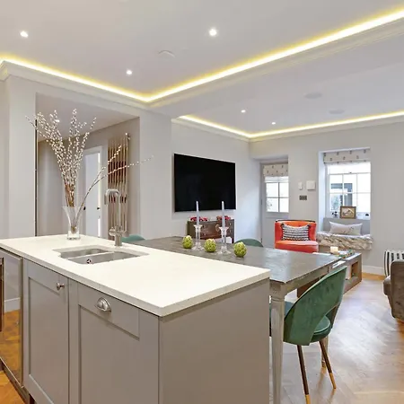 Modern Kensington Flat 3 Bedrooms And 3 Bathrooms *