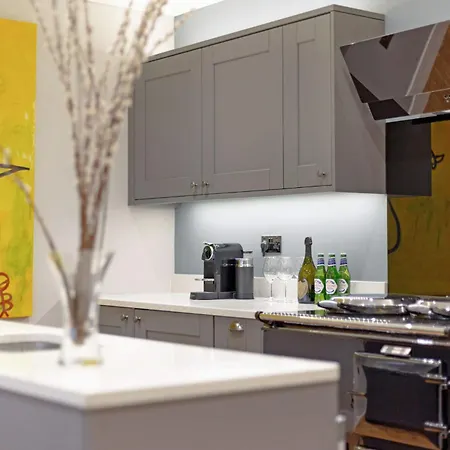 Modern Kensington Flat 3 Bedrooms And 3 Bathrooms * London