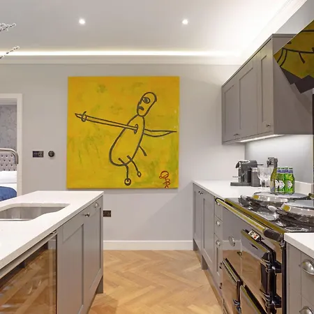 Modern Kensington Flat 3 Bedrooms And 3 Bathrooms *