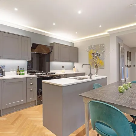 Modern Kensington Flat 3 Bedrooms And 3 Bathrooms