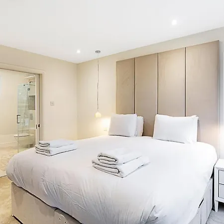 Luxury 4 Bed Fulham Townhouse With Charm *