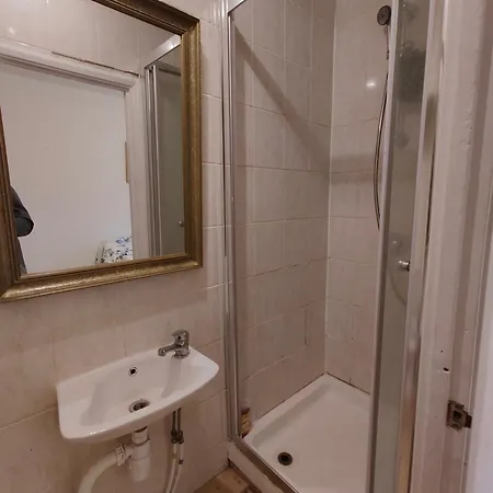 Spacious 4 Beds - Private Bathrooms In Canary Wharf Guest house London
