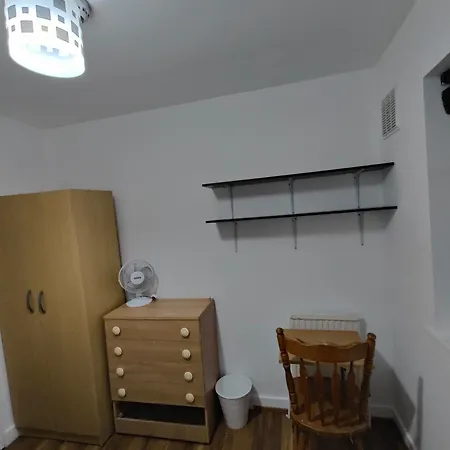 Spacious 4 Beds - Private Bathrooms In Canary Wharf London