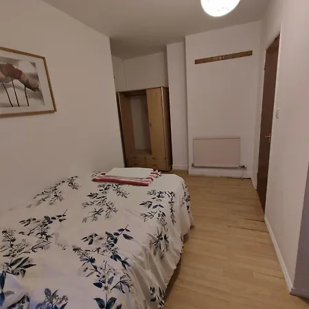 Spacious 4 Beds - Private Bathrooms In Canary Wharf *