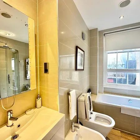 2 Bed In Oxford Street Apartment