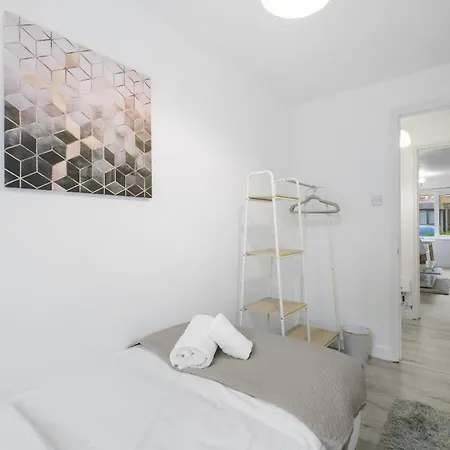 Charming 2-bedroom, 1-bathroom In Transom Square Apartment London