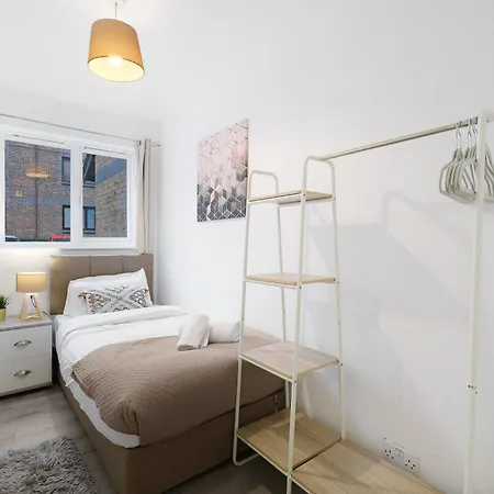 Charming 2-bedroom, 1-bathroom In Transom Square *