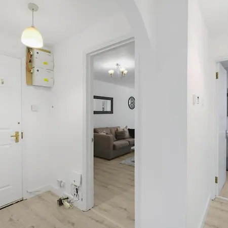 Charming 2-bedroom, 1-bathroom In Transom Square London
