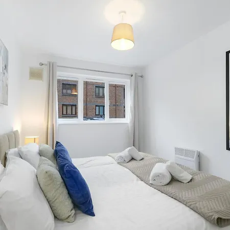 Charming 2-bedroom, 1-bathroom In Transom Square * London