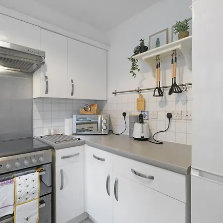Charming 2-bedroom, 1-bathroom In Transom Square Apartment