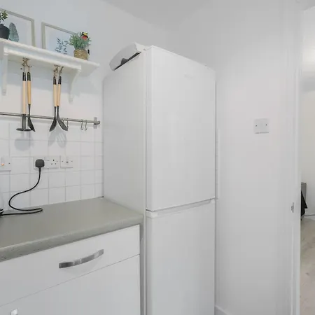 Charming 2-bedroom, 1-bathroom In Transom Square Apartment London