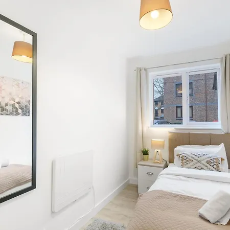 Charming 2-bedroom, 1-bathroom In Transom Square Apartment London